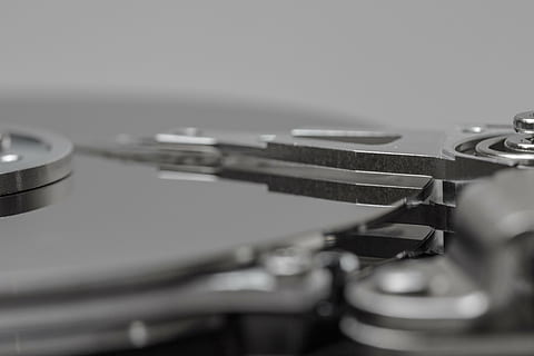 hårddisk, hdd, hårdvara, dator, disk, makro, datalagring, teknologi, läsa huvuden, inre arbeten, komponent, chip, Det, magnetiska huvuden, sata, styrelse, digital, databehandling, moderkort, skrivhuvuden, magnetisk datalagring, data, Skära ut, nål, edp, detalj, minneskrets, musik, konstkultur och underhållning, skivspelare, selektiv fokusering, närbild, spela in, inomhus, retro styled, musik instrument, studio skott, inget folk, grammofon, Utrustning, nostalgi, spinning, ljudutrustning, kopiera utrymme, musikalisk utrustning, enda objekt, nattliv, 4K, CC0, offentligt domän, royaltyfria