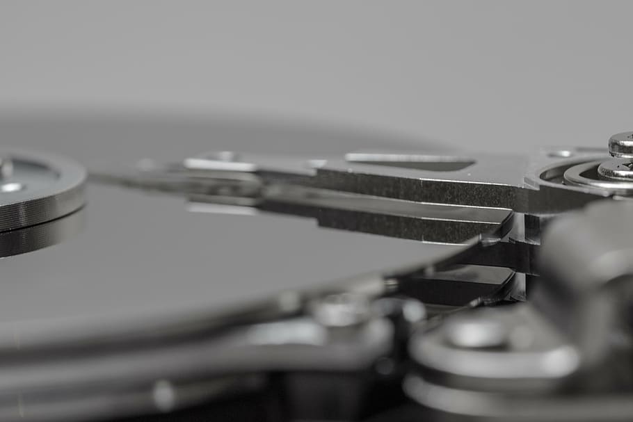 disc dur, hdd, maquinari, ordinador, disc, macro, botiga de dades, tecnologia, llegir caps, funcionament interior, component, xip, això, caps magnètics, sata, pissarra, digital, processament de dades, placa base, caps d’impressió, emmagatzematge de dades magnètiques, dades, tallar, llapis, edp, detall, xip de memòria, música, cultura i entreteniment artístic, taula giratòria, enfocament selectiu, primer pla, registre, a l'interior, estil retro, instrument musical, tir de l'estudi, cap gent, gramòfon, equipament, nostàlgia, girant, equip d’àudio, còpia espai, equipament musical, sol objecte, vida nocturna, 4K