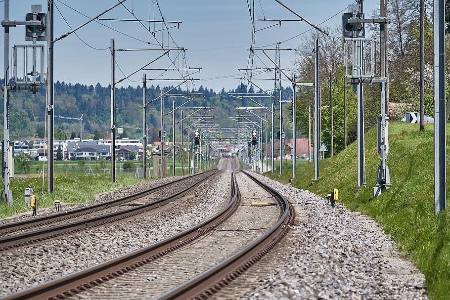 tren, pistes, trànsit, just, rail, rails de ferrocarril, pista, ferrocarril, transport, llunyà, viatjar, grava, estació de tren, deutsche bahn, la soledat, sol, desapareix, transport per ferrocarril, electricitat, vies del ferrocarril, cable, piló d’electricitat, línia elèctrica, direcció, tecnologia, Font d'alimentació, el camí a seguir, cel, naturalesa, cap gent, dia, connexió, generació de combustible i energia, manera de transport, planta, paral·lel, perspectiva decreixent, complexitat, 4K