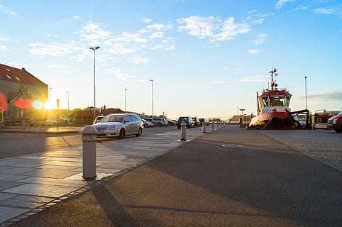 zachód słońca, plaża, transport, środek transportu, pojazd silnikowy, niebo, samochód, światło słoneczne, Droga, ulica, pojazd lądowy, architektura, Natura, chmura - niebo, Miasto, flara obiektywu, słońce, żadnych ludzi, promień słońca, zbudowana struktura, ruch drogowy, 4K, CC0, domena publiczna, darmowe zdjęcia