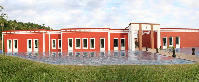pole, budova, bazén, nebe, mraky, modrý, krajiny, skály, Mexiko, nayarit, architektura, tráva, exteriér budovy, mrak - nebe, stavba, vchod, nikdo, rostlina, Červené, Příroda, venku, fasáda, Dům, dveře, Domov, trávník, pěšina, město, cihlový, 5K, CC0, veřejná doména, bez autorských práv