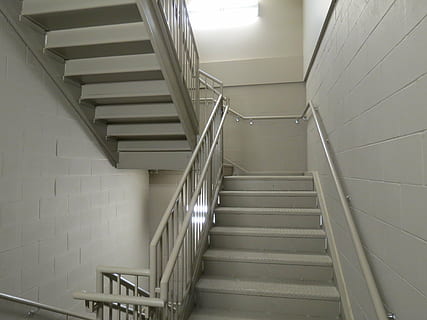 le scale, dentro, architettura, gradini e scale, scala, ringhiera, in casa, struttura costruita, nessuno, la strada davanti, modello, Inquadratura dal basso, direzione, assenza, costruzione, salendo, caratteristica della parete, vuoto, spirale, prospettiva decrescente, Colore bianco, soffitto, 4K, CC0, dominio pubblico, privo di copyright