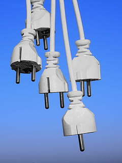 zástrčka, kabel, řádek, proud, energie, elektrické vedení, elektřina, zásuvka, napájecí kabel, zdroj napájení, připojit, spojení, modrý, nikdo, bílá barva, čisté nebe, závěsný, barevné pozadí, detail, Příroda, nebe, den, nízký úhel pohledu, kov, studio shot, modré pozadí, uvnitř, slunečního světla, paliva a energie, technologie, 4K