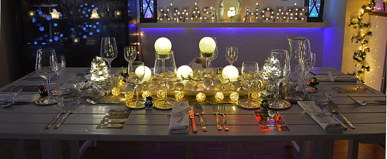 Tischdekoration, Tischdekorationen, Tabelle, Dekoration, Dekorationen, Tafel, Kerzen, Bälle, Weihnachten, Festival, Advent, Deko, Essen, Fest, dekorativ, Restaurant, Restaurantdeko, Licht, Weihnachtsdekoration, Weihnachtszeit, romantisch, romantische Beleuchtung, Atmosphäre, Stimmung, Technologie, beleuchtet, drinnen, Maschinen, keine Leute, Filmindustrie, Lichtanlage, Kerze, Essen und Trinken, Glas - Material, Glas, Luxus, Anordnung, Reichtum, Feier, Weinglas, große gruppe von gegenständen, Nacht-, Getränk, Frische, Stillleben, Tischgesellschaft, 5K, CC0, gemeinfrei, lizenzfrei