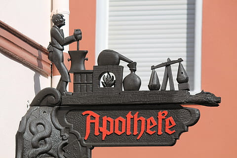 Apotheke, Schild, Granatwerfer, horizontal, Apotheke Zeichen, nostalgisch, Inschrift, Hinweis, Zeichen, Historisches Gebäude, rot, keine Leute, die Architektur, Metall, Gebäudehülle, Nahansicht, Text, Kommunikation, Ausrüstung, Tag, Sicherheit, gebaute Struktur, Industrie, Schutz, Gebäude, Fenster, Maschinenventil, Ventil, westliche Schrift, 4K, CC0, gemeinfrei, lizenzfrei