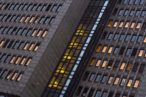 architettura, finestra, facciata, costruzione, bicchiere, moderno, grattacielo, edificio per uffici, illuminato, luce, sera, uffici, geometrico, città, fronte interno, Düsseldorf, urbano, architettura moderna, vetro frontale, finestra di vetro, Lichtspiel, azzurrognolo, centro città, centro, moderno edificio alto, facciata della casa, struttura costruita, nessuno, esterno dell'edificio, modello, Inquadratura dal basso, fotogramma intero, all'aperto, notte, di fila, ripetizione, giallo, sfondi, 4K, CC0, dominio pubblico, privo di copyright