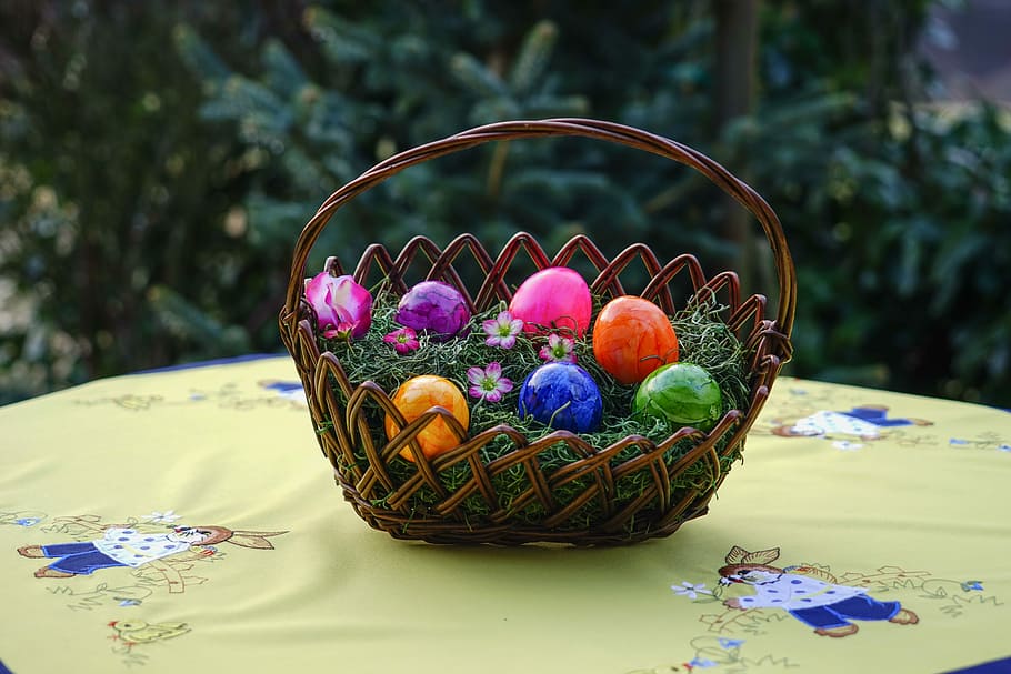 ous de Pasqua, cistella, osterkorb, ous de colors, de colors, porpra, rosa, taronja, groc, blau, verd, a l'aire lliure, estovalles, tema de pasqua, primavera, Festival, dia de la festa, naturalesa, ornament, ou de Pasqua, Pasqua, ou, multicolor, festa, contenidor, menjar, taula, celebració, decoració, art i artesania, menjar i beguda, centrar-se en primer pla, natura morta, creativitat, cap gent, 5K
