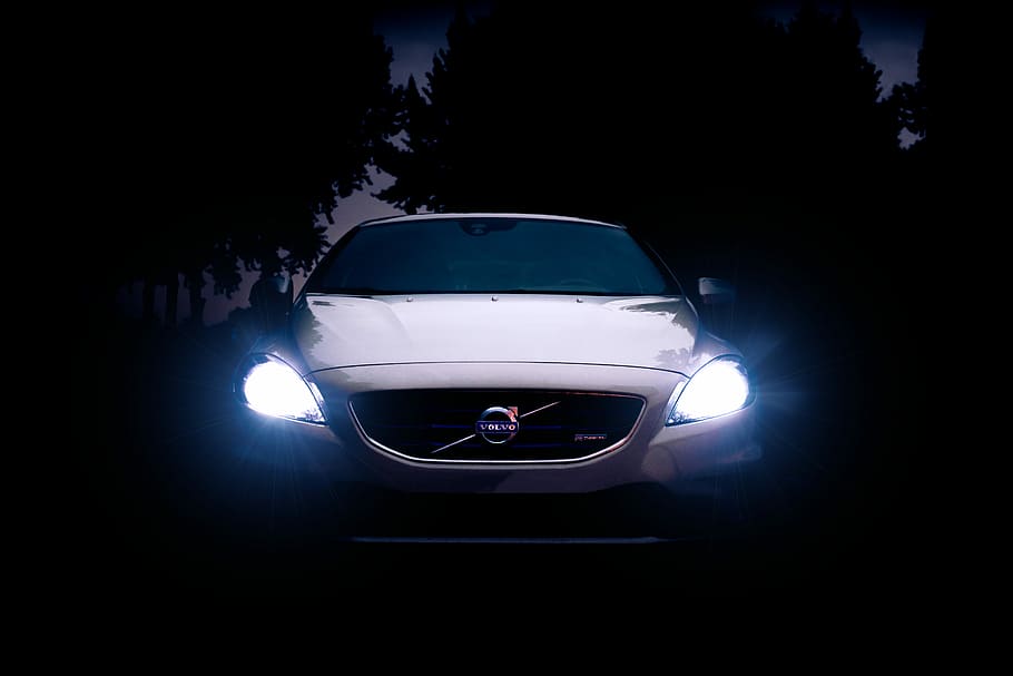 cotxe volvo de plata, fars, nit, blanc, Volvo car, faro, cotxe, llum, vehicle, automàtic, fosc, Hedadlight, automòbil, il·luminat, manera de transport, transport, vehicle terrestre, equips d’il·luminació, a l'interior, carrer, cap gent, carretera, ciutat, flare de la lent, fons negre, llum - fenomen natural, arbre, 5K