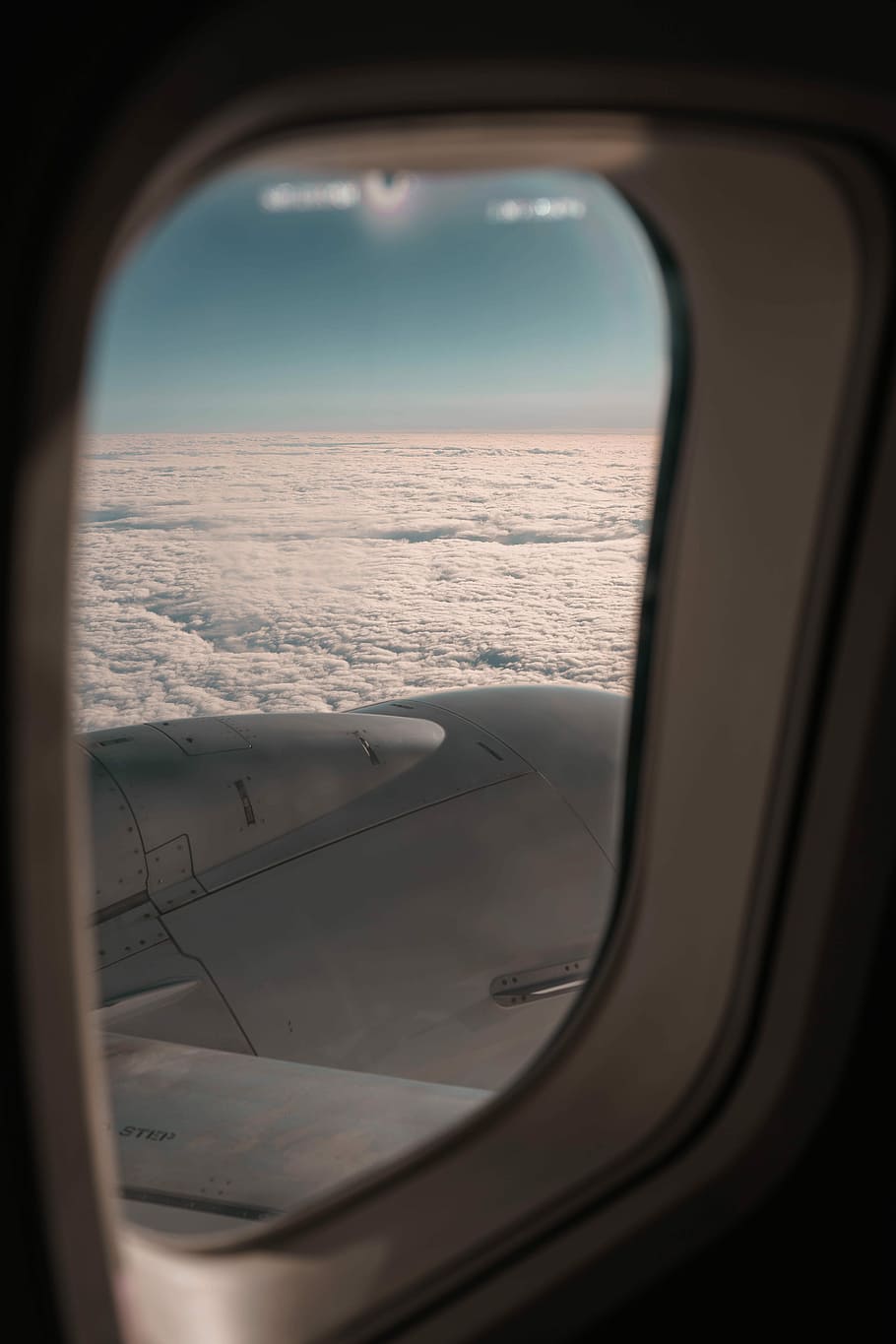 Wolkenmeer, Person, Reiten, Ebene, nehmen, Foto, Weiß, Meereswolken, tagsüber, Fernweh, über den Wolken, Wolkengebilde, Flugzeug, Flugzeug Fenster, Reise, Wolke, Luftfahrt, Flug, fliegend, Fenster, Fensterplatz, Aussicht, Himmel, fliegen, Welt, um die Welt, viev, Fahrzeuginnenraum, Transport, Transportmittel, Glas - Material, Luftfahrzeug, transparent, keine Leute, Natur, wolke - himmel, Landschaft, draußen, Szenen - Natur, Tag, 5K