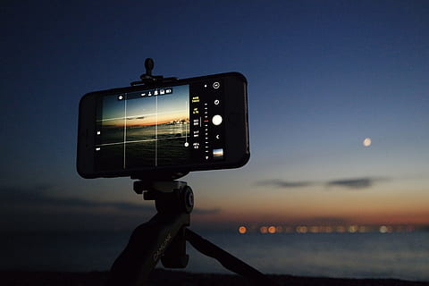 smartphone prenant des photos, soir, iphone, macro, océan, photo, la photographie, mer, ciel, téléphone intelligent, prendre une photo, La technologie, culture artistique et divertissement, appareil photo - équipement photographique, illuminé, thèmes de la photographie, matériel photographique, caméra vidéo domestique, caméra de télévision, industrie du cinéma, trépied, tournage, film, la communication, écran, personne, équipement, matériel d'éclairage, le coucher du soleil, écran de l'appareil, appareil photo numérique, vidéo, opérateur camera, 5K, CC0, domaine public, libre de droits