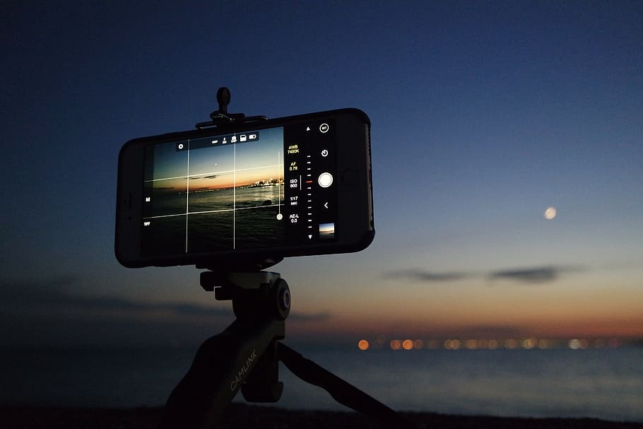 smartphone fent fotografies, tarda, iphone, macro, oceà, foto, fotografia, mar, cel, smartphone, prendre fotos, tecnologia, cultura i entreteniment artístic, càmera - equip fotogràfic, il·luminat, temes de fotografia, equip fotogràfic, càmera de vídeo domèstica, càmera de televisió, industria del cinema, trípode, rodatge, pel·lícula, comunicació, pantalla, cap gent, equipament, equips d’il·luminació, posta de sol, pantalla del dispositiu, càmera digital, vídeo, operador de càmera, 5K