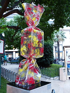 obra d'art, plàstic, caramels, vermell, groc, monte carlo, monaco, art, art Modern, arbre, arquitectura, planta, estructura construïda, exterior de l'edifici, dia, cap gent, a l'aire lliure, ciutat, naturalesa, creativitat, art i artesania, edifici, representació, representació humana, primer pla, centrar-se en primer pla, decoració, escultura, 4K, CC0, domini públic, lliure de regalies