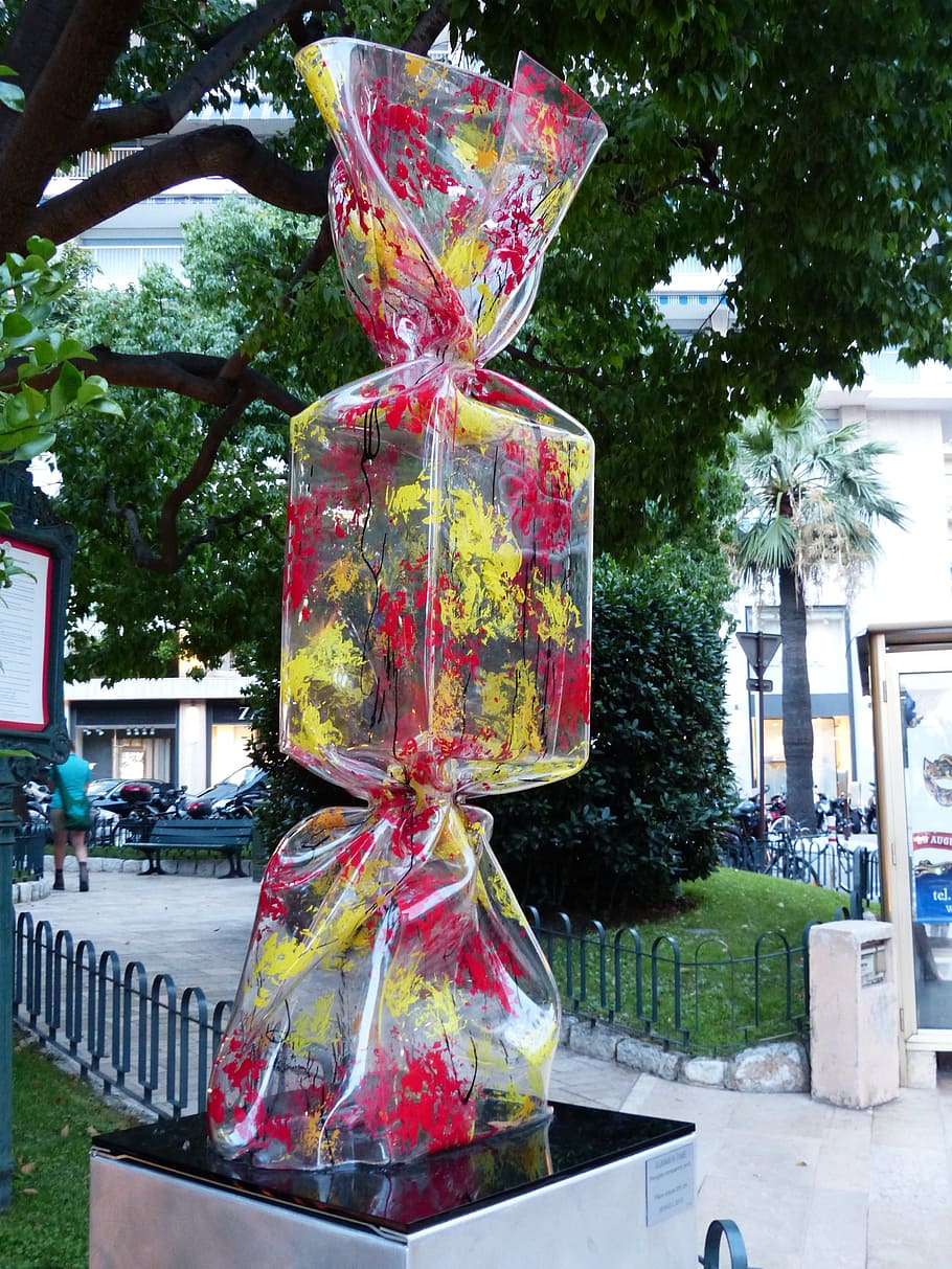 obra d'art, plàstic, caramels, vermell, groc, monte carlo, monaco, art, art Modern, arbre, arquitectura, planta, estructura construïda, exterior de l'edifici, dia, cap gent, a l'aire lliure, ciutat, naturalesa, creativitat, art i artesania, edifici, representació, representació humana, primer pla, centrar-se en primer pla, decoració, escultura, 4K