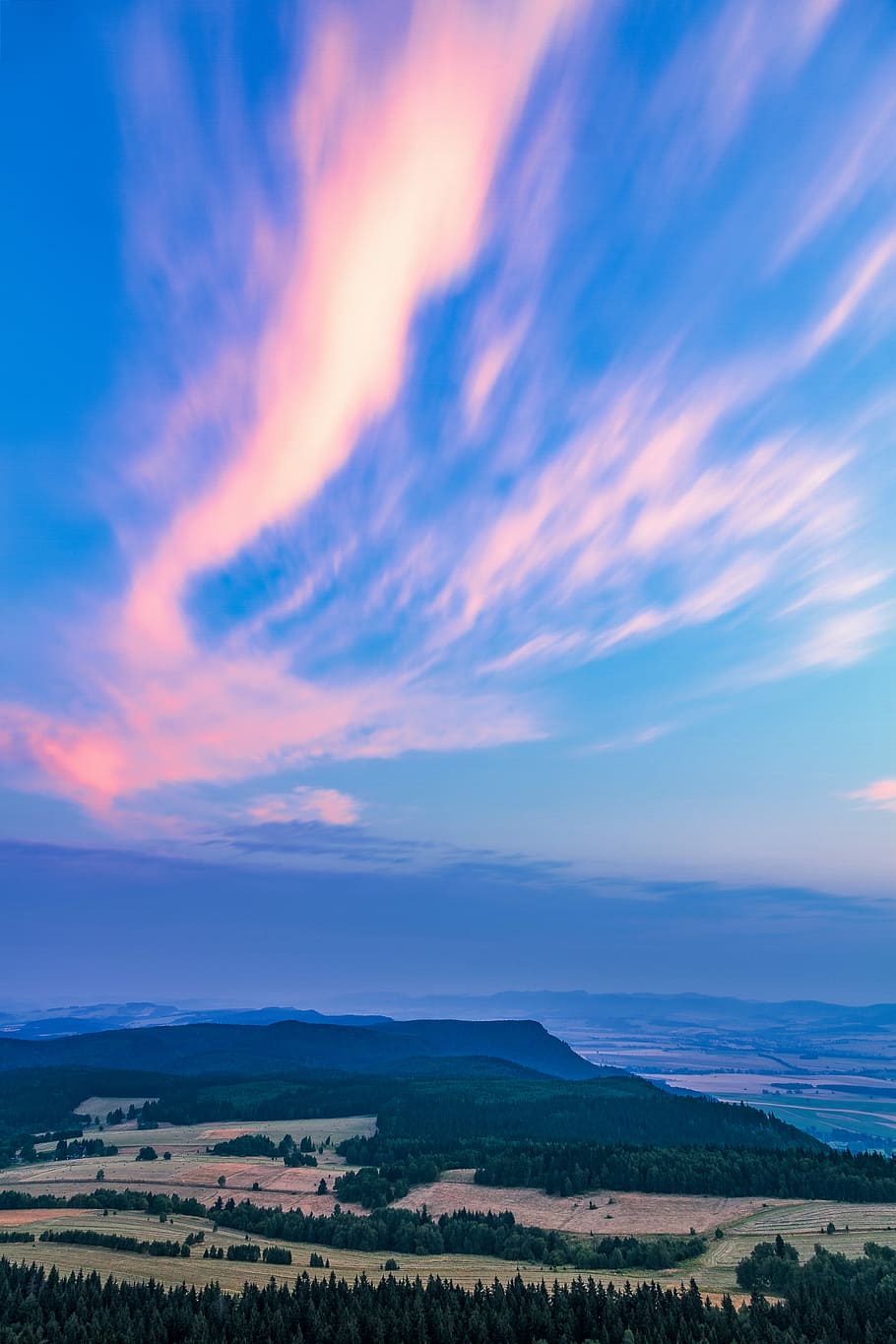 nuvole sulla montagna, aereo, foto, alberi, colline, blu, cieli, nube, Cloudscape, Alba, cielo, albero, tramonto, paesaggio, campo, agricoltura, striscia, rosa, Paradiso, viola, orizzonte, nuvola - cielo, scenics - natura, bellezza nella natura, ambiente, scena tranquilla, la tranquillità, natura, nessuno, scena non urbana, montagna, terra, idilliaco, pianta, scena rurale, all'aperto, giorno, 5K