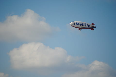 blimp, skyer, himmel, blå, hvit, flying, flygning, annonse, sky - himmel, transport, lav vinkel visning, transportmiddel, luftfartøy, i lufta, natur, tekst, kommunikasjon, fly, skilt, dag, reise, ingen folk, vestlig skript, utendørs, forlater, 4K, CC0, offentlig domene, opphavsrett gratis