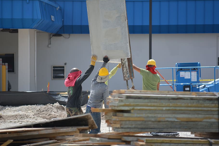dos, groc, dur, cascos, construcció, treballadors de la construcció, casc, seguretat, constructor, concret, aixecament, lloc de construcció, treballador, ocupació, treball, indústria, industria de la construcció, arquitectura, barreteria, estructura construïda, persones reals, homes, exterior de l'edifici, protecció, gent, barret, dia, treballador de la construcció, desenvolupament, a l'aire lliure, company de feina, 5K