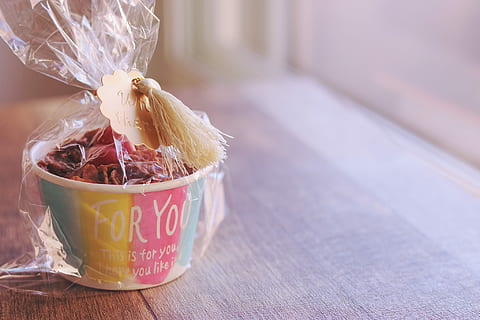 selectief, focus fotografie, geschenkpakket, houten, oppervlakte, selectieve aandacht, fotografie, voor jou, gift, kop, pak, voedsel, hout - materiaal, tafel, binnenshuis, geen mensen, dag, detailopname, eten en drinken, stilleven, tekst, versheid, focus op de voorgrond, westers schrift, houder, communicatie, zoet eten, kopie ruimte, rood, lint, 1080P, CC0, publiek domein, royaltyvrij