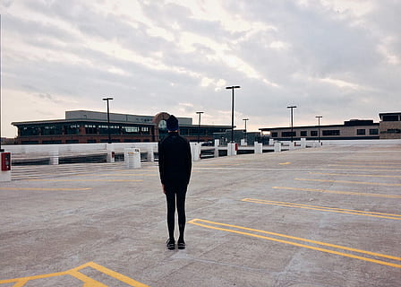 alergător, atlet, exercițiu, oraș, urban, structura de parcare, transport, lungime totală, Pistă de Aeroport, avion, în aer liber, transport public, vedere din spate, cer, nor - cer, o persoana, stiluri de viață, oameni adevărați, construită, zi, arhitectură, bărbați, natură, mers, Activitatea de agrement, permanent, călătorie, adult, aeroport, aşteptare, 2K, CC0, domeniu public, fără drepturi de autor