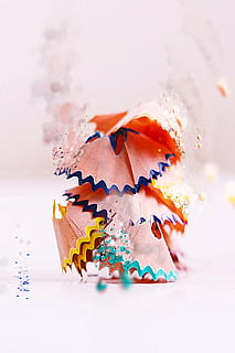 blyant fotografering, blyantspidser, blyant, redigeret, design, skole, tegne, makro, retning, maling, spike, angive, farver, uddannelse, brevpapir, papir, ikon, arbejde, træ, gul, skærpe, lære, at føre, hver dag, kreativ, skrive, træ-, farveblyant, kunstner, værktøj, kreativitet, pen, kontor, indendørs, multi farvet, blyantspåner, studio skud, tæt på, stilleben, Kunst og håndværk, ingen mennesker, skriveinstrument, spåner, hvid baggrund, selektiv fokusering, fokus på forgrunden, levende farve, træ - materiale, form, 2K, CC0, offentligt domæne, royaltyfrie