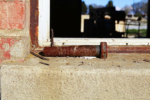 velho, oxidado, parafuso, grunge, vintage, metal, sujo, parede, envelhecido, aço, ferro, estragado, intemperizado, arquitetura, ninguém, porta, Entrada, estrutura construída, janela, abandonado, exterior do edifício, dia, construção, casa, fechar-se, ao ar livre, focar em primeiro plano, recurso de construção de parede, 4K, CC0, domínio público, royalty free