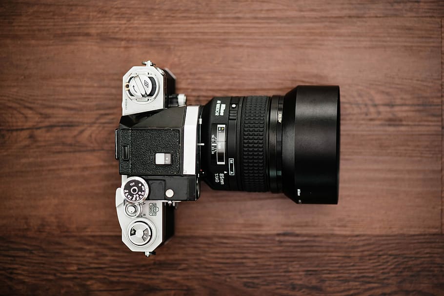 negre, gris, càmera dslr, marró, superfície, càmera dslr de plata, superior, fusta, taula, càmera, flatlay, fotografia, càmera - equip fotogràfic, temes de fotografia, tecnologia, estil retro, material de fusta, color negre, a l'interior, equip fotogràfic, lent - instrument òptic, antiguitat, cap gent, primer pla, sol objecte, fotografiar, vell, tir de l'estudi, creativitat, nostàlgia, càmera slr, càmera digital, crom, 5K