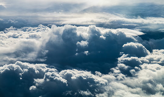 accelerare, nori, alb, albastru, nor, noapte, întuneric, furtună, deasupra norului, nor - cer, cer, Cloudscape, atmosfera, frumusețe în natură, scenice - natura, acoperit de nori, mediu inconjurator, fundaluri, dramatic cer, natură, nici o persoana, vânt, idilic, pufos, culoare alba, liniște, în aer liber, libertate, de mai sus, meteorologie, luminos, 5K, CC0, domeniu public, fără drepturi de autor