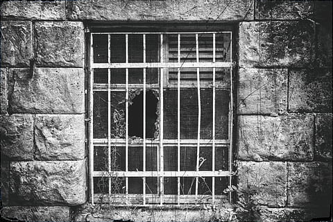 foto en escala de grises, parrilla de la ventana, naufragó, pantalla de la ventana, lugares perdidos, ventana, cuadrícula, rallar, prisión, atrapado, antiguo, roto, agujero, ayuda, dom, solitario, precaución, temor, estado animico, cautiverio, encarcelado, arquitectura, estructura construida, edificio, exterior del edificio, día, nadie, pared, casa, abandonado, barra de seguridad, pared - característica de la construcción, seguridad, erosionado, la seguridad, cerrado, metal, al aire libre, deterioro, Pared de piedra, marco de la ventana, 5K, CC0, dominio público, libre de derechos