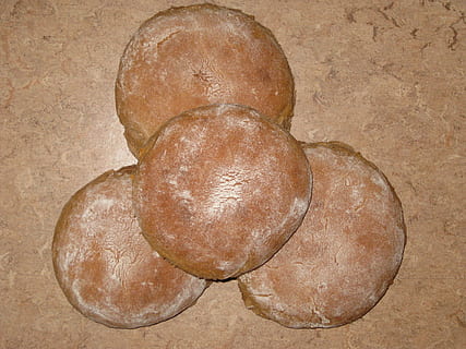 chléb, zemědělec, chleby, chléb farmáře, selberbacken, dokonce pečené, ochladit, jíst, nešpory, jídlo, bochník, pyramida, zásobník, Svačina, hnědý, svěžest, nikdo, detail, uvnitř, studio shot, pozadí, křehkost, jídlo a pití, přímo nad, vysoký úhel pohledu, stálý život, tvar, kruh, geometrický tvar, stůl, tvořivost, starý, blahobyt, Příroda, 2K, CC0, veřejná doména, bez autorských práv