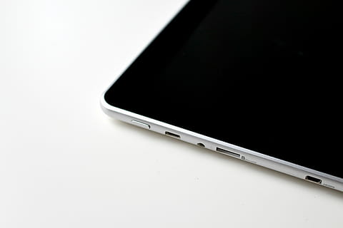 portable, lien, ordinateur, USB, carnet, lieu de travail, minialistisch, Bureau, style, travail, actuel, Mémoire, minimal, câble, en miroir, bureau à domicile, datailaufnahme, lan, La technologie, Matériel, câble patch, l'Internet, réseau, traitement de l'information, câbles de réseau, Les données, Technologie de réseau, les liaisons, il, électronique, Technologie sans fil, objet unique, couleur noire, prise de vue en studio, la communication, fermer, portabilité, espace de copie, à l'intérieur, fond blanc, personne, coupé, équipement informatique, moderne, simplicité, dispositif d'information portable, écran, fond noir, communications globales, blanc, couleur argentée, 4K