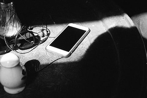 bord, sort, hvid, iphone, objekter, telefon, mobiltelefon, smart telefon, sort og hvid, teknologi, meddelelse, trådløs teknologi, indendørs, ingen mennesker, forbindelse, bærbar informationsenhed, stilleben, høj vinkel visning, briller, belyst, glas - materiale, hjem interiør, skærm, tæt på, bærbar, musik, elektrisk lampe, 4K, CC0, offentligt domæne, royaltyfrie
