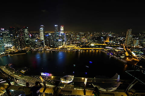 Antenne, Foto, Stadt, Flucht, Nacht-, Luftbild, in der Nacht, Stadtbild, städtische Skyline, die Architektur, Fluss, städtische Szene, berühmter Platz, beleuchtet, Dämmerung, Wolkenkratzer, Innenstadt, Gebäudehülle, gebaute Struktur, keine Leute, Reflexion, Wasser, Gebäude, Bürogebäude außen, Himmel, Transport, Natur, Reiseziele, modern, draußen, Bucht, Nachtleben, 720P, CC0, gemeinfrei, lizenzfrei
