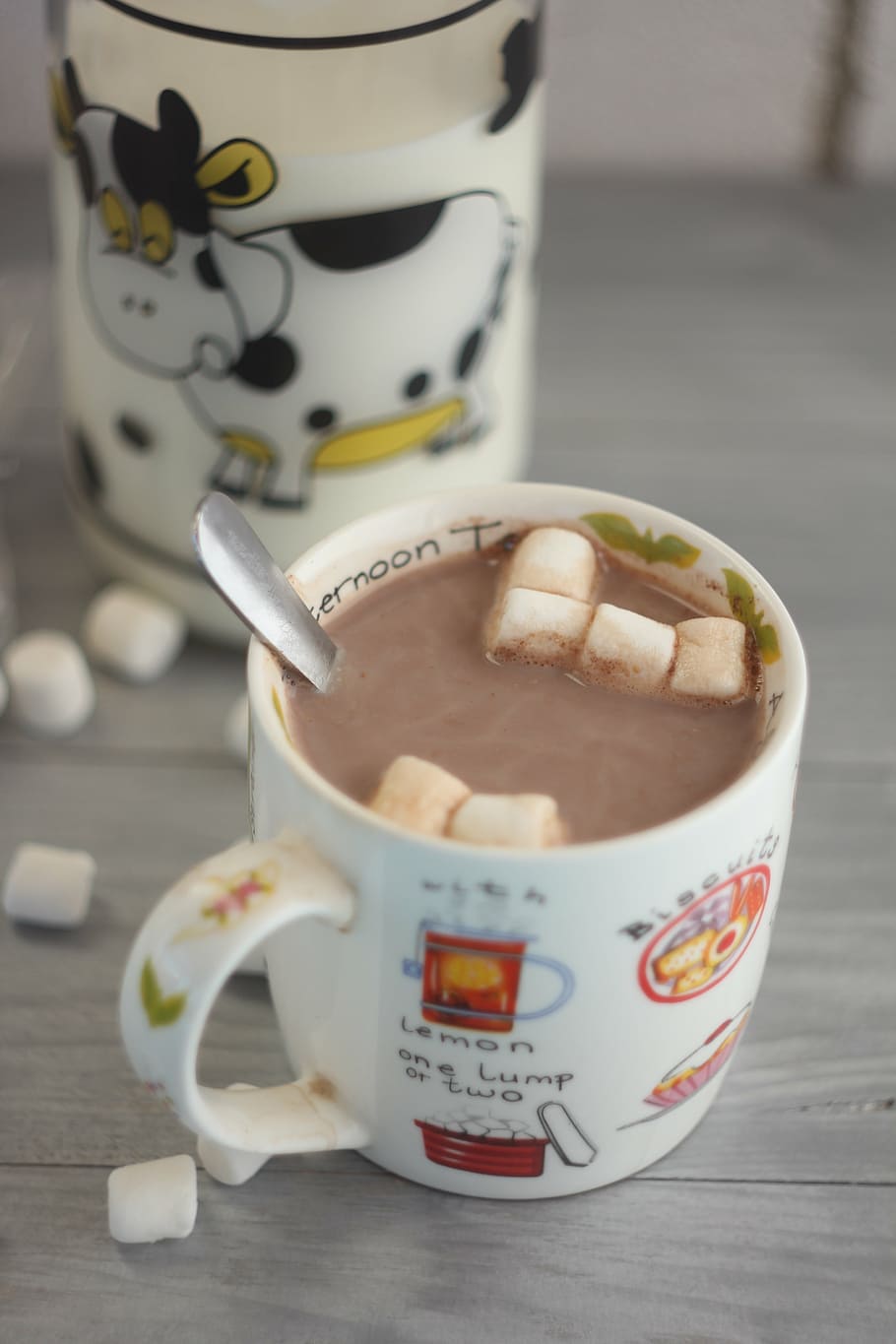 beguda de xocolata, malví, blanc, ceràmica, tassa, cacau, begudes, calenta, xocolata, al matí, saborós, menjar i beguda, beure, refresc, cafè, tassa de cafè, natura morta, cafè - beguda, taula, frescor, primer pla, centrar-se en primer pla, menjar, estri de cuina, cullera, cap gent, a l'interior, utensili per menjar, indulgència, temptació, vaixella, motiu floral, tassa de te, begudes sense alcohol, 5K