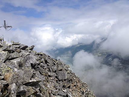 bjerge, topmøde, topmødet kryds, skyer, tåge, alpine rock, bjerg, natur, udendørs, klippe, solid, sky - himmel, rock-objekt, himmel, skønhed i naturen, scenics - natur, miljø, ingen mennesker, dag, rolig scene, landskab, ro, bjergkæde, ikke-urbane scene, geologi, bjergtop, 2K, CC0, offentligt domæne, royaltyfrie