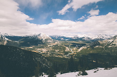 montagne, valle, cielo, nuvole, paesaggio, natura, scenario, picco, campagna, il trekking, panorama, ambiente, turismo, panoramico, viaggio, tranquillo, la neve, scenics - natura, montagna, inverno, temperatura fredda, nuvola - cielo, bellezza nella natura, montagna innevata, catena montuosa, scena tranquilla, la tranquillità, nessuno, scena non urbana, giorno, idilliaco, all'aperto, 4K, CC0, dominio pubblico, privo di copyright