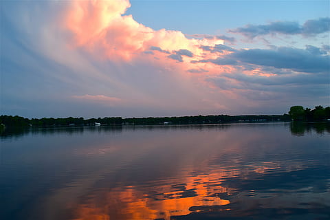 foto del lago, giorno, tramonto, nuvole, gonfio, riflessione, cielo, acqua, natura, paesaggio, luce, blu, luce del sole, all'aperto, colore, sera, arancia, orizzonte, drammatico, Cloudscape, colorato, panoramico, primavera, Paradiso, crepuscolo, naturale, lago, incombente, vivace, tranquillo, calmo, Paesaggi, nuvola - cielo, estate, scena tranquilla, bellezza nella natura, albero, colore arancione, scenics - natura, la tranquillità, nessuno, lungomare, idilliaco, scena non urbana, pianta, 4K, CC0, dominio pubblico, privo di copyright