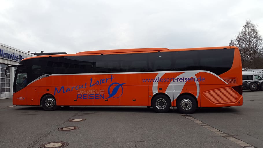 autobús, taronja, cel, núvols, viatjar, stand, vehicle, festa, setra, publicitat, lliscar, conductor d'autobús, entrenador, autobús escolar, taller, servei d'atenció al client, viatges en autobús, luxe, transport, manera de transport, automòbil, cotxe, vehicle terrestre, núvol - cel, accidents i desastres, color taronja, rescat, vermell, cap gent, carretera, ciutat, naturalesa, carrer, camió, a l'aire lliure, dia, roda, pneumàtic, 4K