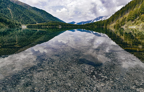 muntanyes, naturalesa, cel, núvols, ennuvolat, la llum del dia, bosc, idíl·lic, llac, plàcid, reflexió, riu, paisatge, escènic, tranquil, arbres, boscos, aigua, escenics - natura, bellesa a la natura, muntanya, escena tranquil·la, tranquil·litat, núvol - cel, medi ambient, escena no urbana, cap gent, Serra, terra, remot, a l'aire lliure, poder a la natura, 5K, CC0, domini públic, lliure de regalies