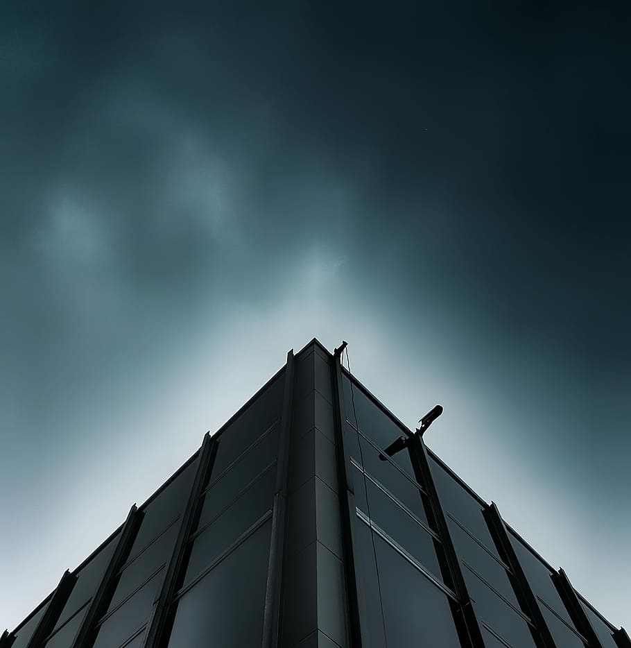 la construcció de fotografia, durant el dia, baix, fotografia d'angle, alt, edifici de pujada, arquitectura, cel, edifici, fosc, negre, tempesta, vista d’angle baix, estructura construïda, exterior de l'edifici, naturalesa, núvol - cel, cap gent, a l'aire lliure, dia, indústria, ciutat, negocis, llum solar, blau, vespre, exterior d’edifici d’oficines, secció alta, Pol · lució, 2K