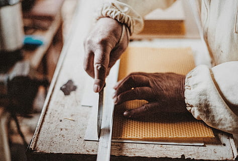 persona, detenzione, scalpello, intaglio, legna, coltello, taglio, carta, mano, lavoro, mestiere, tavolo da lavoro, laboratorio, cera d'api, banco di lavoro, costruire, rendere, mano umana, parte del corpo umano, in casa, una persona, arte e artigianato, creatività, adulto, occupazione, abilità, Sezione centrale, persone reali, avvicinamento, uomini, artista, concentrarsi sulle conoscenze acquisite, imprenditore, 2K, CC0, dominio pubblico, privo di copyright