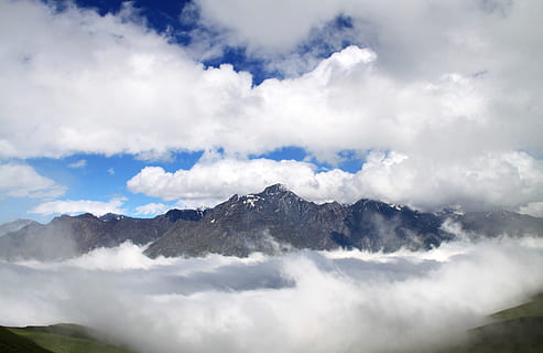 Berge, Aussicht, Landschaft, Wolken, Himmel, hoch, Reisen, Reise, Tourismus, Georgia, Kaukasus, Tag, Natur, Sommer-, wolke - himmel, Berg, Umgebung, Szenen - Natur, Schönheit in der Natur, Gebirge, Wolkengebilde, keine Leute, draußen, Nebel, Nicht-städtische Szene, hoch oben, Ruhe, ruhige Szene, Atmosphäre, über, Gipfel, 4K, CC0, gemeinfrei, lizenzfrei