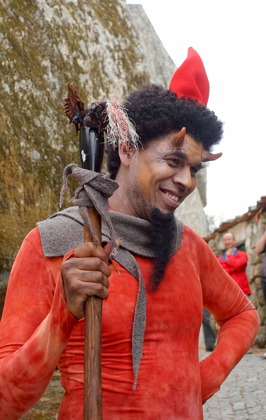 disfressa, diable, vermell, carnaval, dimoni, banyes, masculí, horror, fantasia, celebracions, diversió, cara, Halloween, una persona, persones reals, de peu, vista frontal, dia, roba, celebració, somrient, activitat d'oci, retrat, home jove, cintura cap amunt, adult jove, estils de vida, adult, centrar-se en primer pla, homes, felicitat, a l'aire lliure, homes madurs, roba calenta, bufanda, 4K