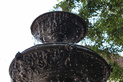 Quelle, Wasser, Schwimmbad, Gardens, Leon, Jets, industriell, cano, Blau, Wassertänzer, Zapfhahn, Nachmittag, Spanien, Leben, Moos, Farn, Monument, tanzende Brunnen, Cadiz, Garten, Natur, Rock, Höhepunkte, Tag, keine Leute, Baum, Nahansicht, draußen, Flachwinkelansicht, Himmel, klarer Himmel, Fokus auf den Vordergrund, Metall, Schnitzen - Handwerksprodukt, Kunst und Handwerk, Pflanze, Kunst, Darstellung, Kreis, menschliche Darstellung, alt, Skulptur, 5K, CC0, gemeinfrei, lizenzfrei