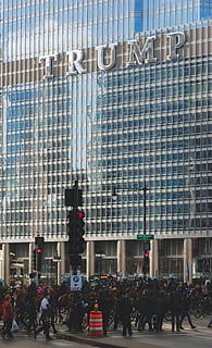 gent, reunit, fora, construcció de trompes, durant el dia, arquitectura, edifici, infraestructura, estructura, establiment, apartament, finestres, condomini, hotel, protesta, manifestació, la policia, Trump, igualtat, carretera, llum de stop, drets, exterior de l'edifici, estructura construïda, ciutat, vida de ciutat, modern, gratacels, a l'aire lliure, dia, destinacions de viatge, grup de persones, persones reals, homes, multitud, carrer, gran grup de persones, naturalesa, dones, caminar, cel, estils de vida, exterior d’edifici d’oficines, responsabilitat, 5K, CC0, domini públic, lliure de regalies
