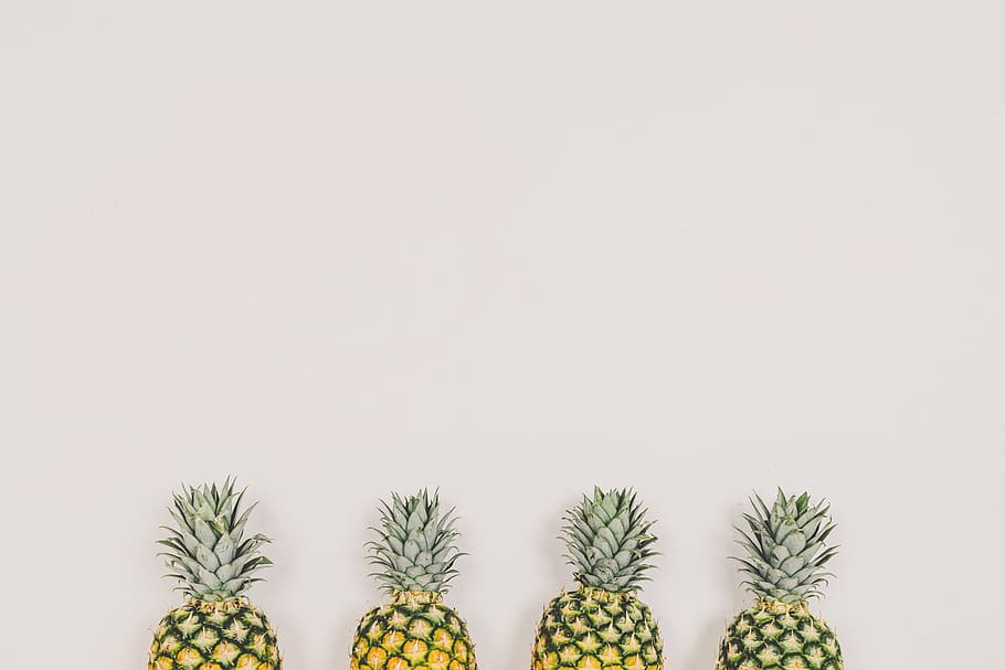 fruites de pinya groga i verda, blanc, paret, pinya, postres, aperitiu, fruita, suc, cultiu, fons blanc, tir de l'estudi, planta, cap gent, flor, creixement, naturalesa, cap de flor, frescor, primer pla, còpia espai, color verd, a l'interior, costat a costat, cactus, senzillesa, planta suculenta, bellesa a la natura, groc, grup d'objectes, en fila, menjar i beguda, planta d'interior, arranjament floral, 5K