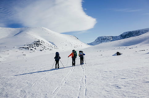 gruppo, persone, giocando, sci da neve, detenzione, bastoncini da sci, avventura, nuvole, freddo, montagna, cielo, la neve, inverno, temperatura fredda, sciare, settimana bianca, sport invernali, sport, Paesaggi, catena montuosa, attività di svago, gruppo di persone, bellezza nella natura, scenics - natura, natura, montagna innevata, giorno, stili di vita, all'aperto, 4K, CC0, dominio pubblico, privo di copyright