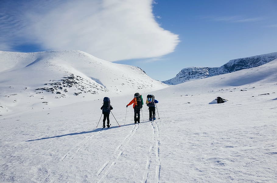 gruppo, persone, giocando, sci da neve, detenzione, bastoncini da sci, avventura, nuvole, freddo, montagna, cielo, la neve, inverno, temperatura fredda, sciare, settimana bianca, sport invernali, sport, Paesaggi, catena montuosa, attività di svago, gruppo di persone, bellezza nella natura, scenics - natura, natura, montagna innevata, giorno, stili di vita, all'aperto, 4K