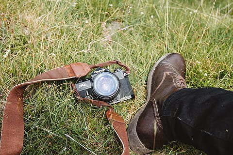 schwarz, milc, Grün, Gras, Person, tragen, Lederstiefel, Kamera, kanon f1, Stiefel, Kanon, Gurt, draußen, Ausrüstung, Kamera - Fotoausrüstung, Natur, obsolet, altmodisch, Tag, keine Leute, eine Person, persönliche Perspektive, menschliches Körperteil, Feld, Land, menschliches Bein, niedriger Abschnitt, echte Menschen, Pflanze, Körperteil, Schuh, Männer, High Angle View, nicht erkennbare Person, grüne Farbe, Lebensstile, menschlicher Fuß, Leder, menschliches Glied, 5K, CC0, gemeinfrei, lizenzfrei