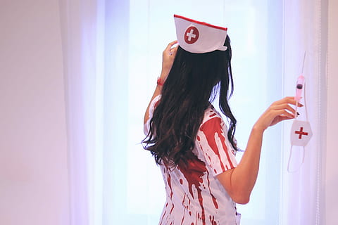 femeie, alb, costum pentru asistenta medicala, deținere, seringă, masca, cu care se confruntă, către, perdea, femeie în alb, asistent medical, costum, femei, femele, o persoana, tânăr adult, oameni, în interior, adult, frumos, frumuseţe, etnie caucaziană, par lung, păr șaten, femei tinere, acasă interior, stiluri de viață, zâmbitor, doar o femeie, doar femei, oameni adevărați, permanent, coafura, haine casual, păr, Activitatea de agrement, de la talie in sus, zi, Modă, brațul uman, brațele ridicate, fața confuză, păr de om, 1080P, CC0, domeniu public, fără drepturi de autor
