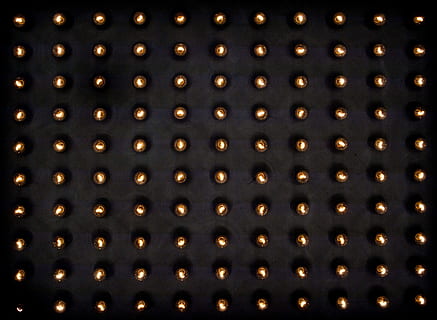 perlas grises, bulbo, modelo, diseño, tecnología, textura, energía, eléctrico, lámpara, electricidad, ligero, idea, fotograma completo, antecedentes, nadie, repetición, en una fila, adentro, de cerca, foto de estudio, fondo negro, color dorado, texturizado, orden, gran grupo de objetos, abundancia, equipo de iluminación, iluminado, noche, lujo, amarillo, 4K, CC0, dominio público, libre de derechos