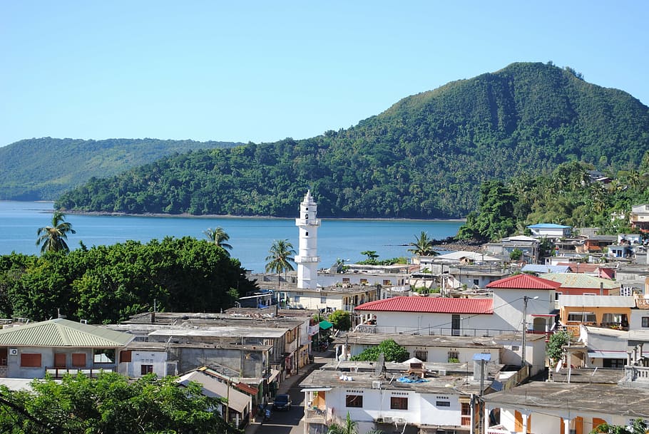 sada, mayotte, mesquita, mar, estiu, muntanya, línia de costa, ciutat, naturalesa, illa, arquitectura, estructura construïda, exterior de l'edifici, aigua, arbre, edifici, planta, dia, cel, cel clar, cap gent, vista d’angle alt, barri residencial, llum solar, blau, a l'aire lliure, paisatge urbà, badia, 4K